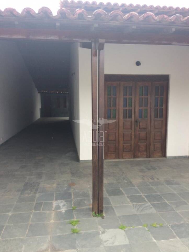 Casa à venda com 3 quartos, 300m² - Foto 1