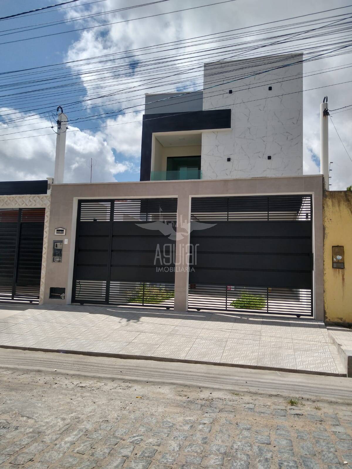 Casa à venda com 4 quartos, 149m² - Foto 1