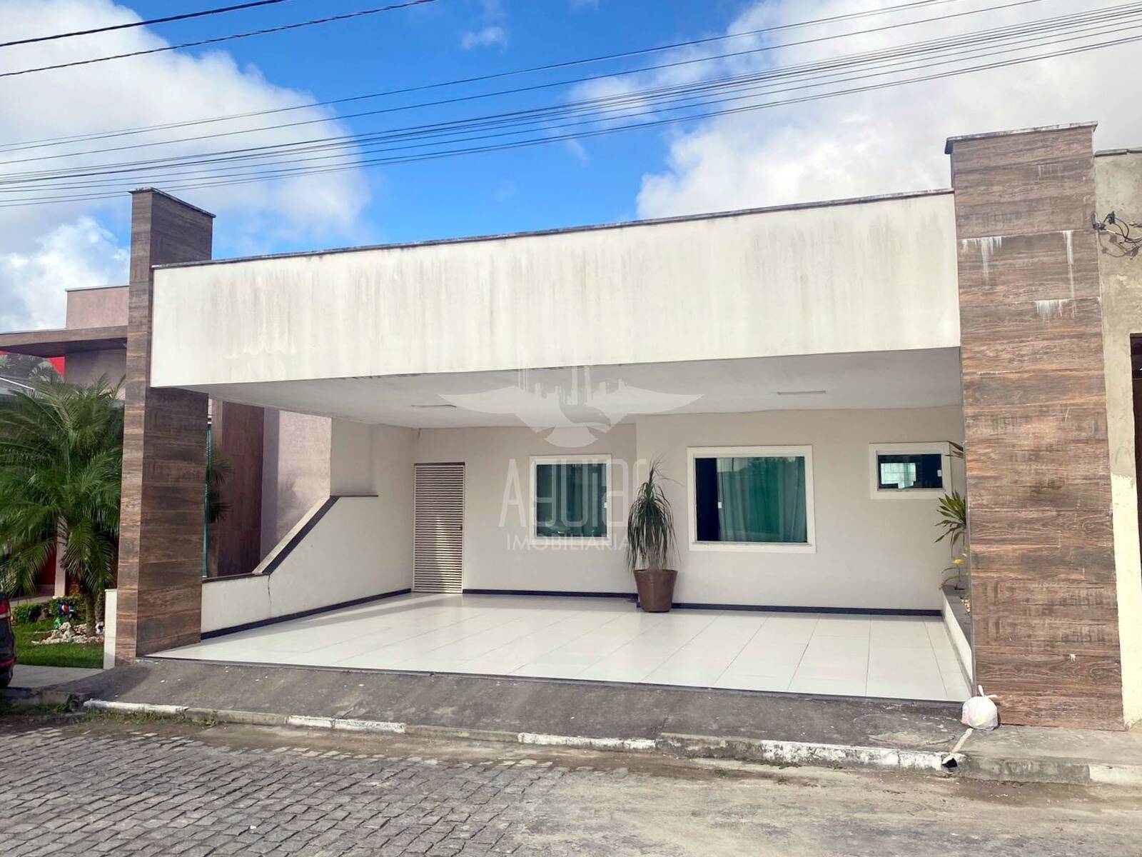 Casa à venda com 2 quartos, 80m² - Foto 1