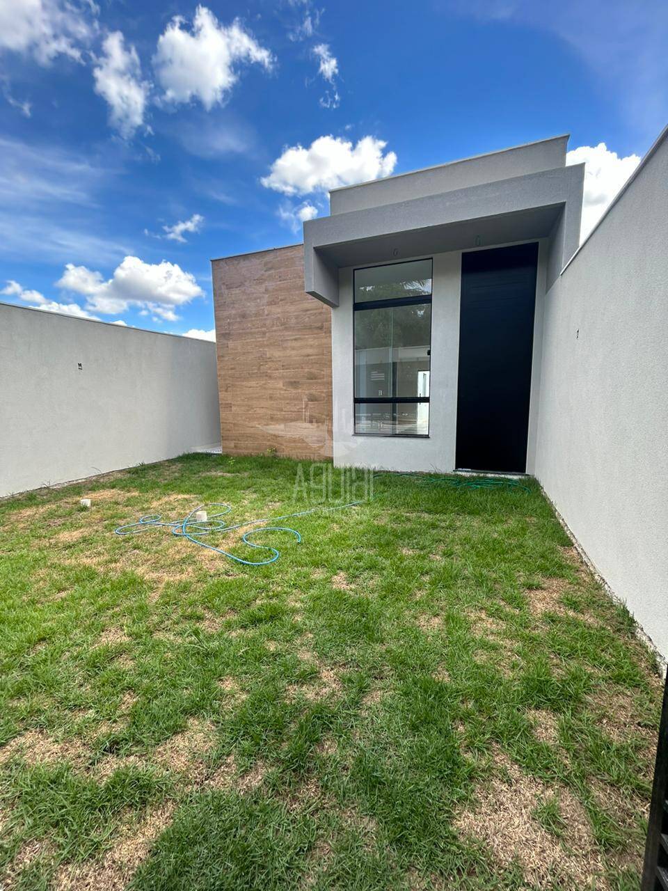 Casa à venda com 3 quartos, 108m² - Foto 1