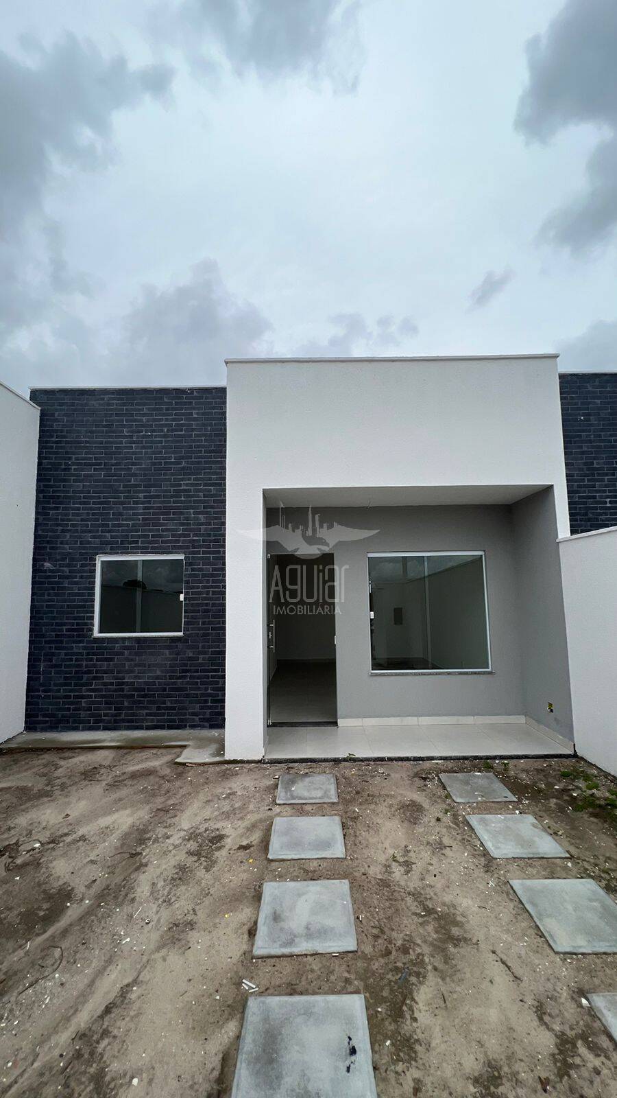 Casa à venda com 2 quartos, 56m² - Foto 1