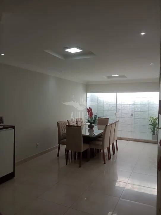 Casa à venda com 4 quartos, 180m² - Foto 2