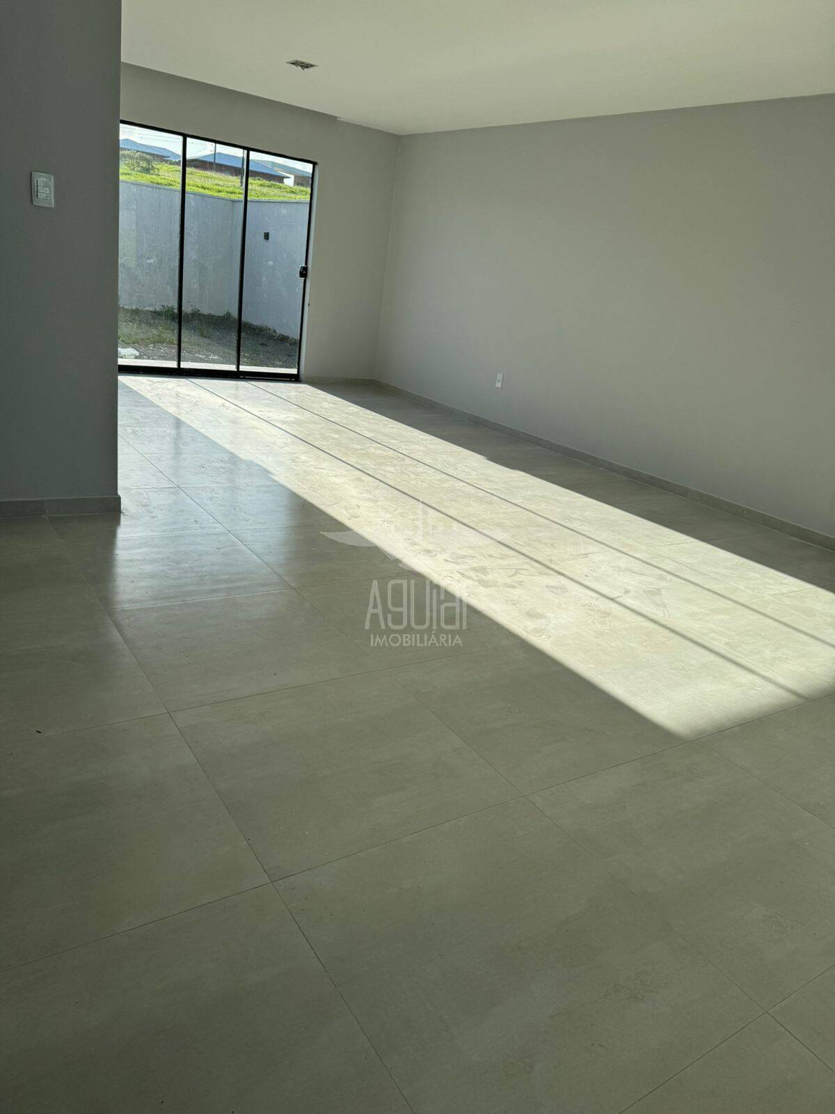 Casa à venda com 3 quartos, 105m² - Foto 2